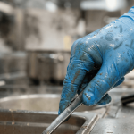 Contaminación cruzada por guantes: científicos alertan sobre prácticas peligrosas en la cocina
